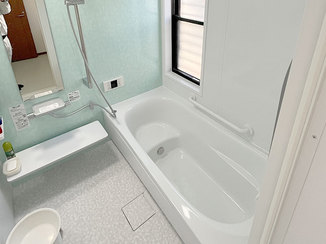 バスルームリフォーム グリーンのパネル色が素敵な浴室とお手入れしやすいレンジフード
