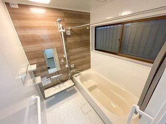 バスルームリフォーム 木目調アクセントが特徴的なユニットバスと、内装を一新した洗面所