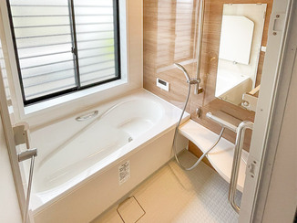 バスルームリフォーム 木目調パネルが印象的な快適バスルーム
