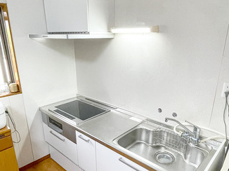 キッチンリフォーム 明るく清潔感のある白いキッチン