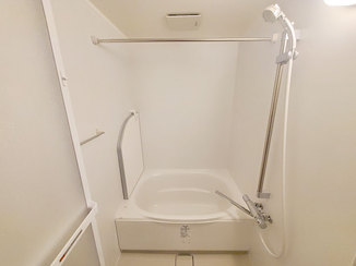 バスルームリフォーム 白を基調とした清潔感あるバスルームと洗面所