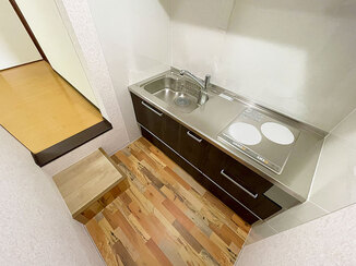 キッチンリフォーム 空間を最大限利用し、新設したキッチンとトイレ