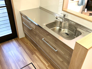 キッチンリフォーム 2列型キッチンで動線を整え、広々としたLDKへ