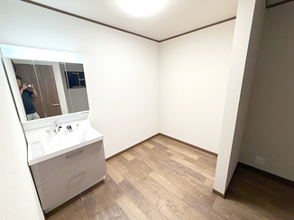 洗面リフォーム 朝の混雑を解消する、吹き抜けを活かしたゆとりのある洗面スペース