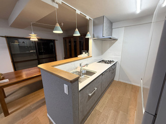 キッチンリフォーム 開放感が生まれた明るいLDK＆レモン柄のアクセントが印象的なトイレ