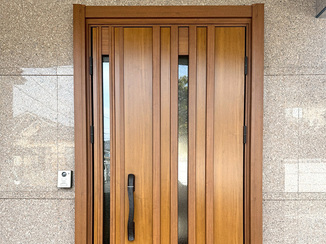 玄関ドアリフォーム 印象一新！モダンな玄関ドア＆スッキリと広々使えるウッドデッキ