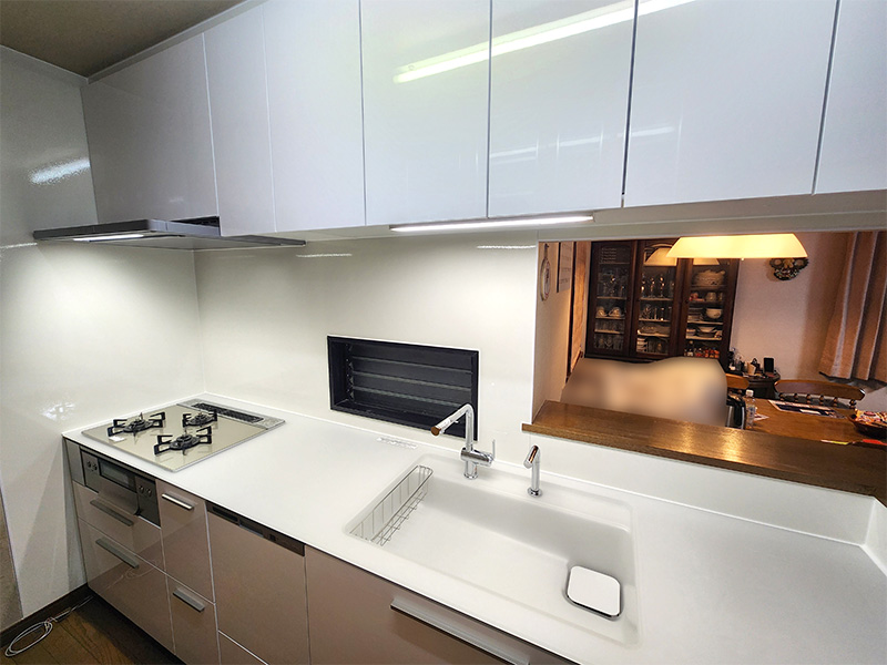 クリスタルカウンターで料理が楽しくなるキッチンと機能充実の洗面台